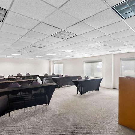Comfort Suites Austin Airport Bagian luar foto