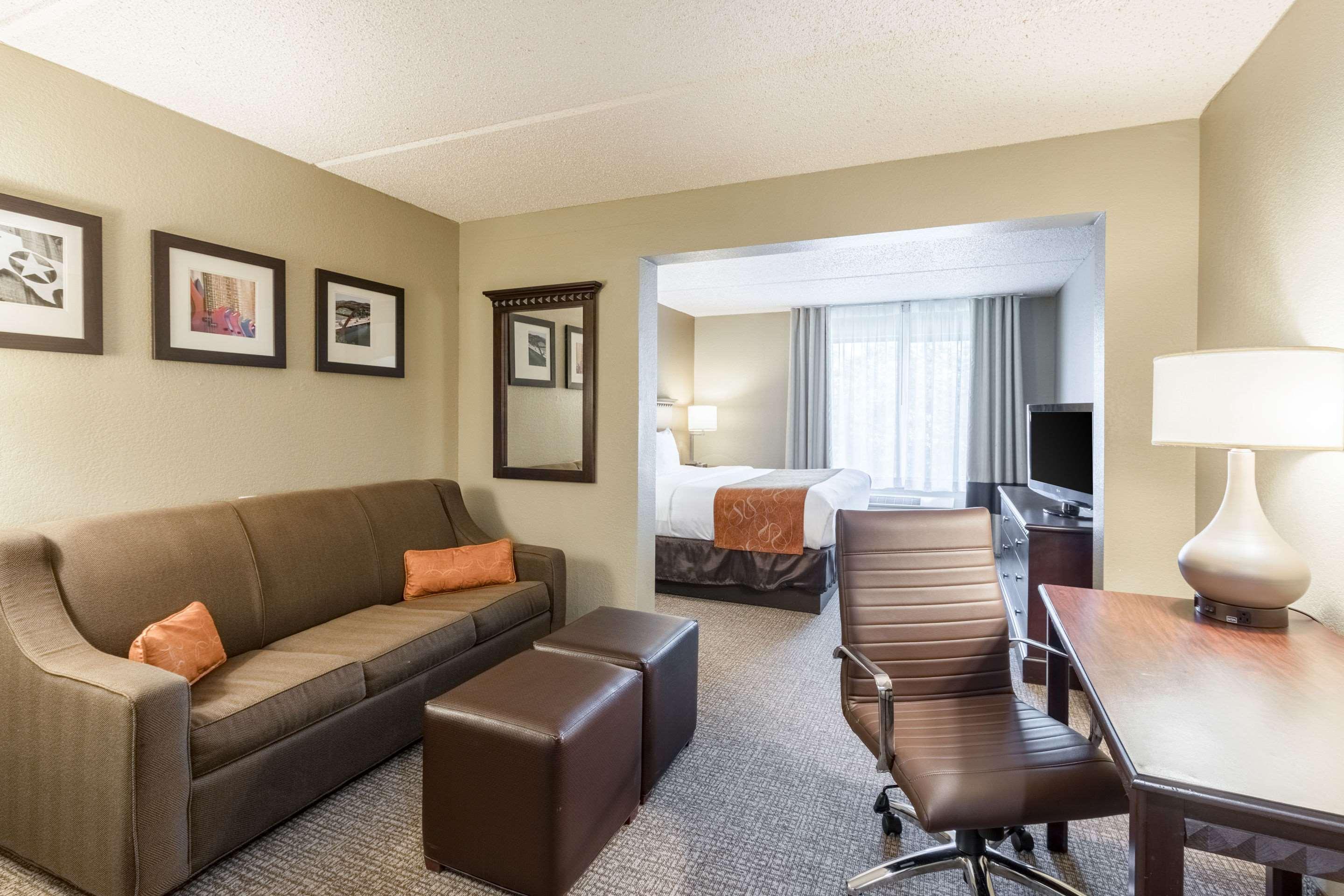 Comfort Suites Austin Airport Bagian luar foto