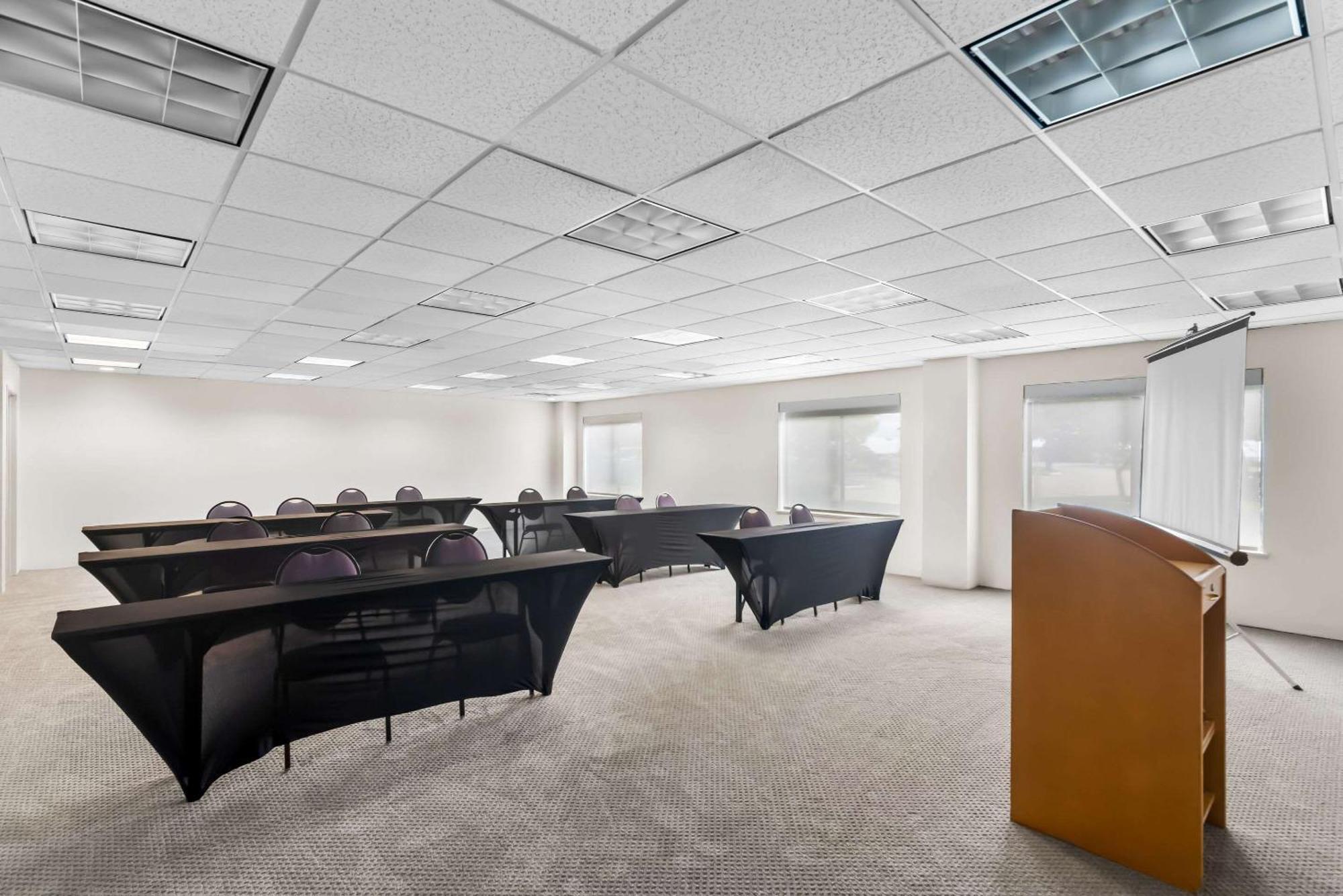 Comfort Suites Austin Airport Bagian luar foto