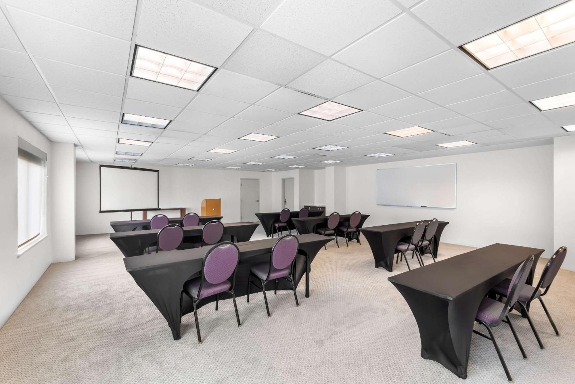 Comfort Suites Austin Airport Bagian luar foto