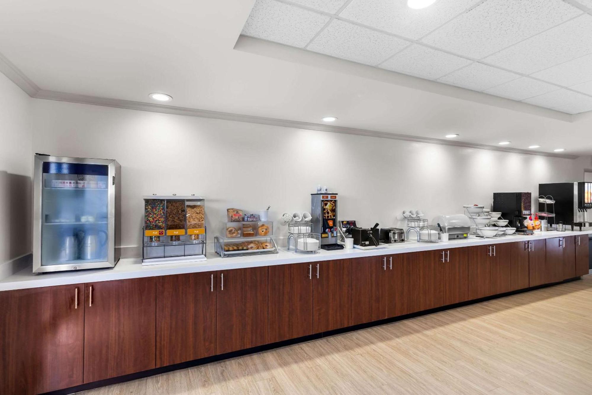 Comfort Suites Austin Airport Bagian luar foto