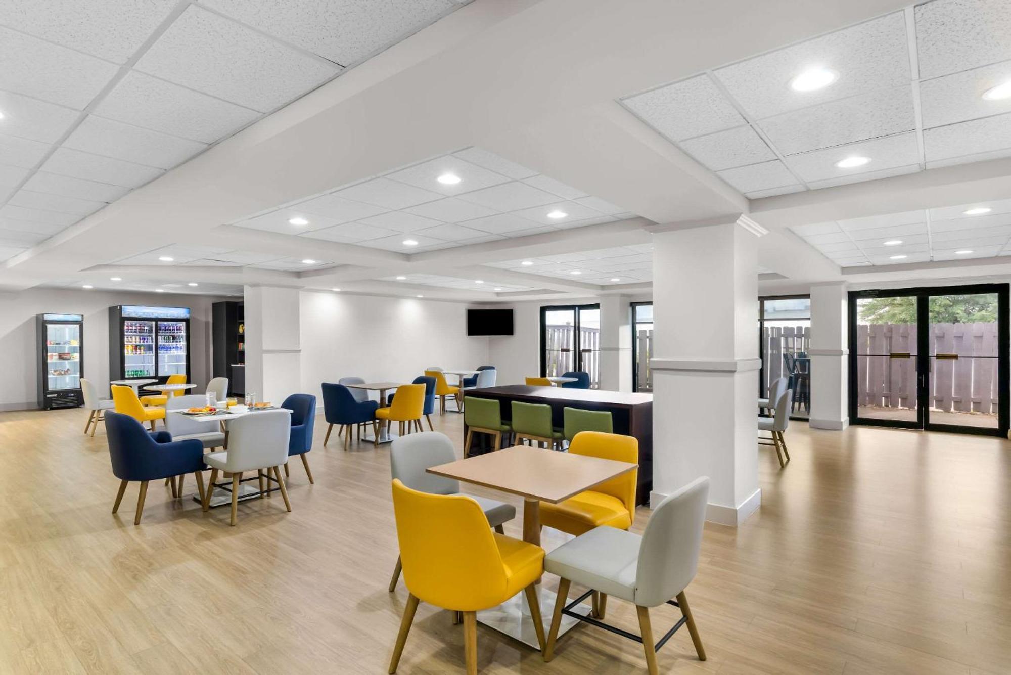 Comfort Suites Austin Airport Bagian luar foto