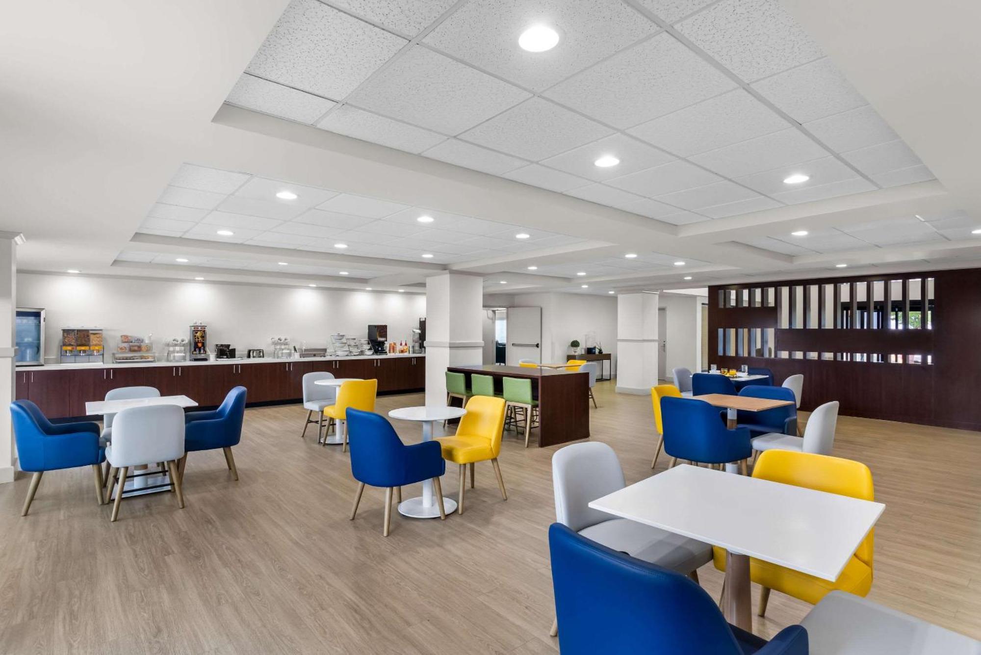 Comfort Suites Austin Airport Bagian luar foto