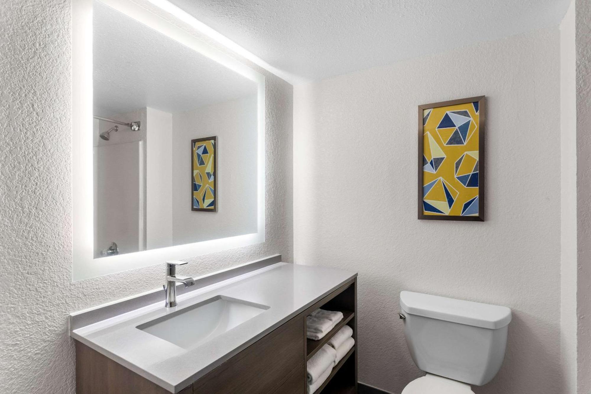 Comfort Suites Austin Airport Bagian luar foto