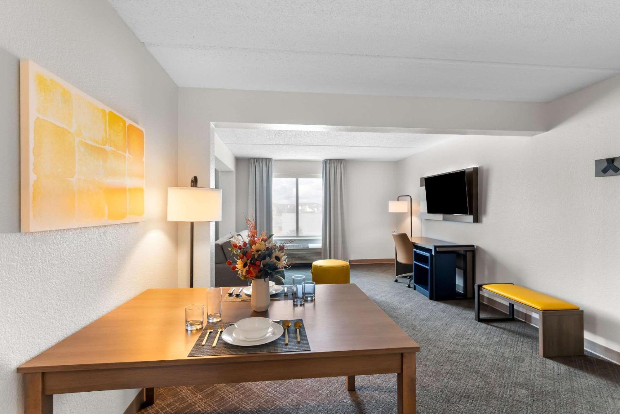 Comfort Suites Austin Airport Bagian luar foto