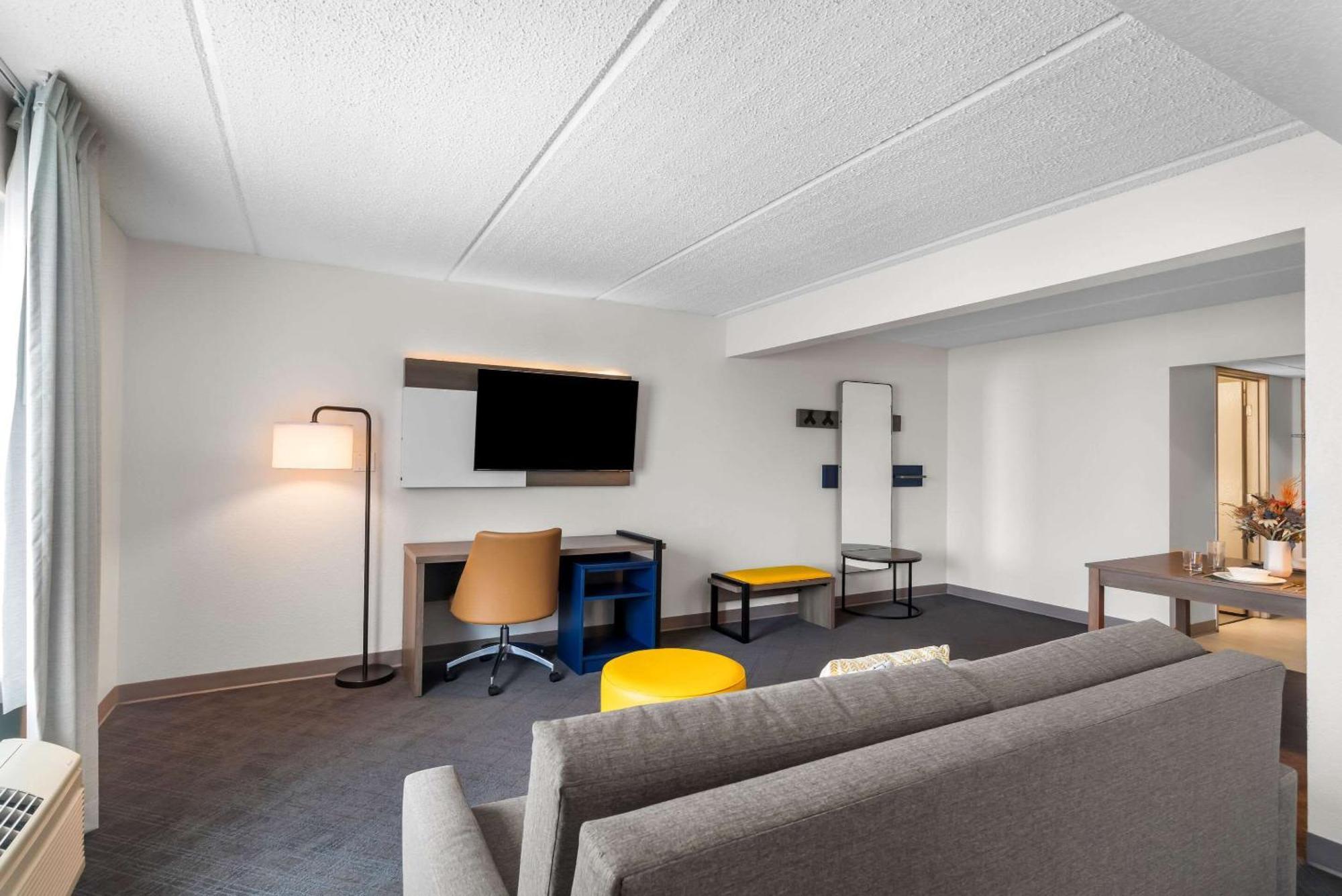 Comfort Suites Austin Airport Bagian luar foto
