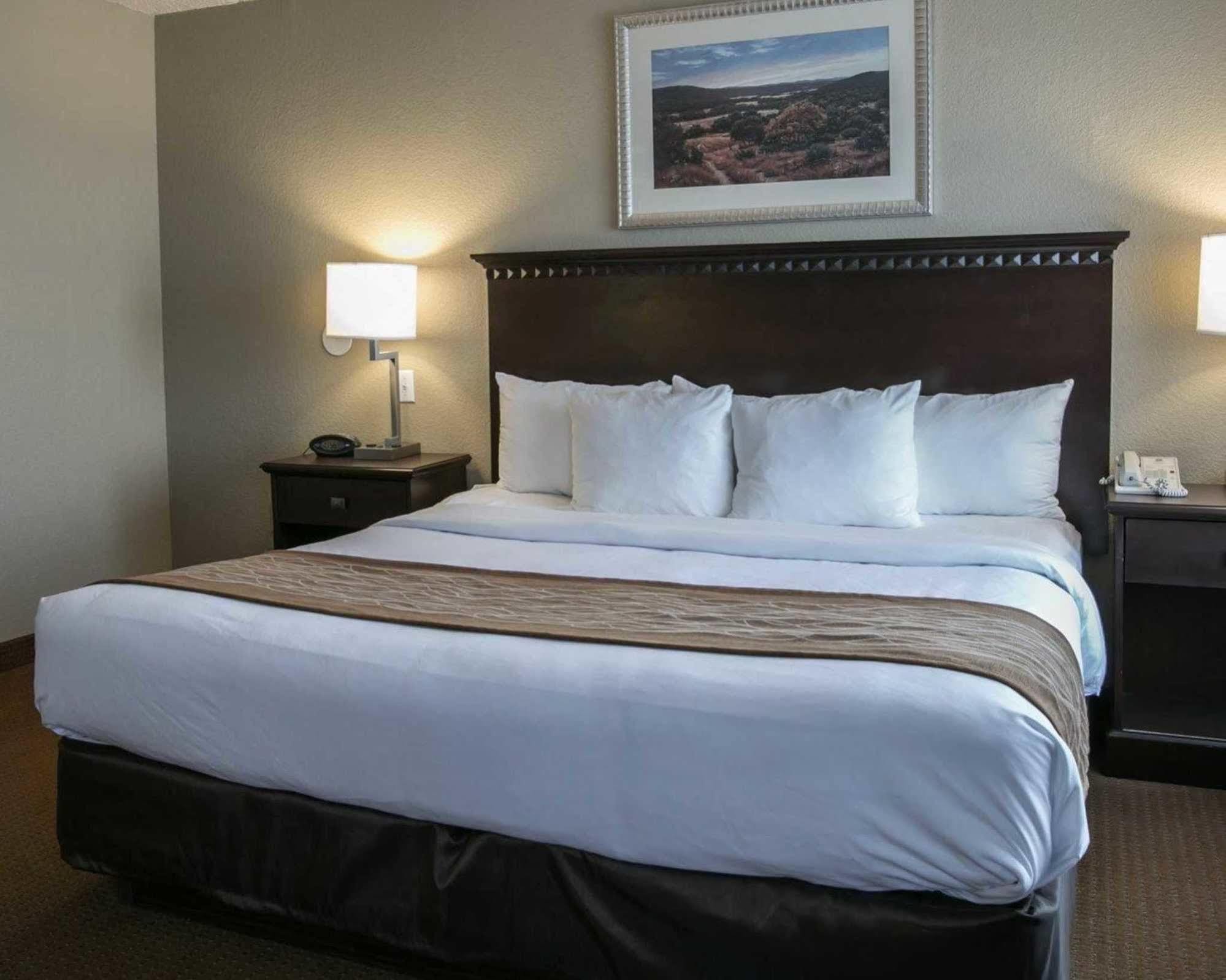 Comfort Suites Austin Airport Bagian luar foto