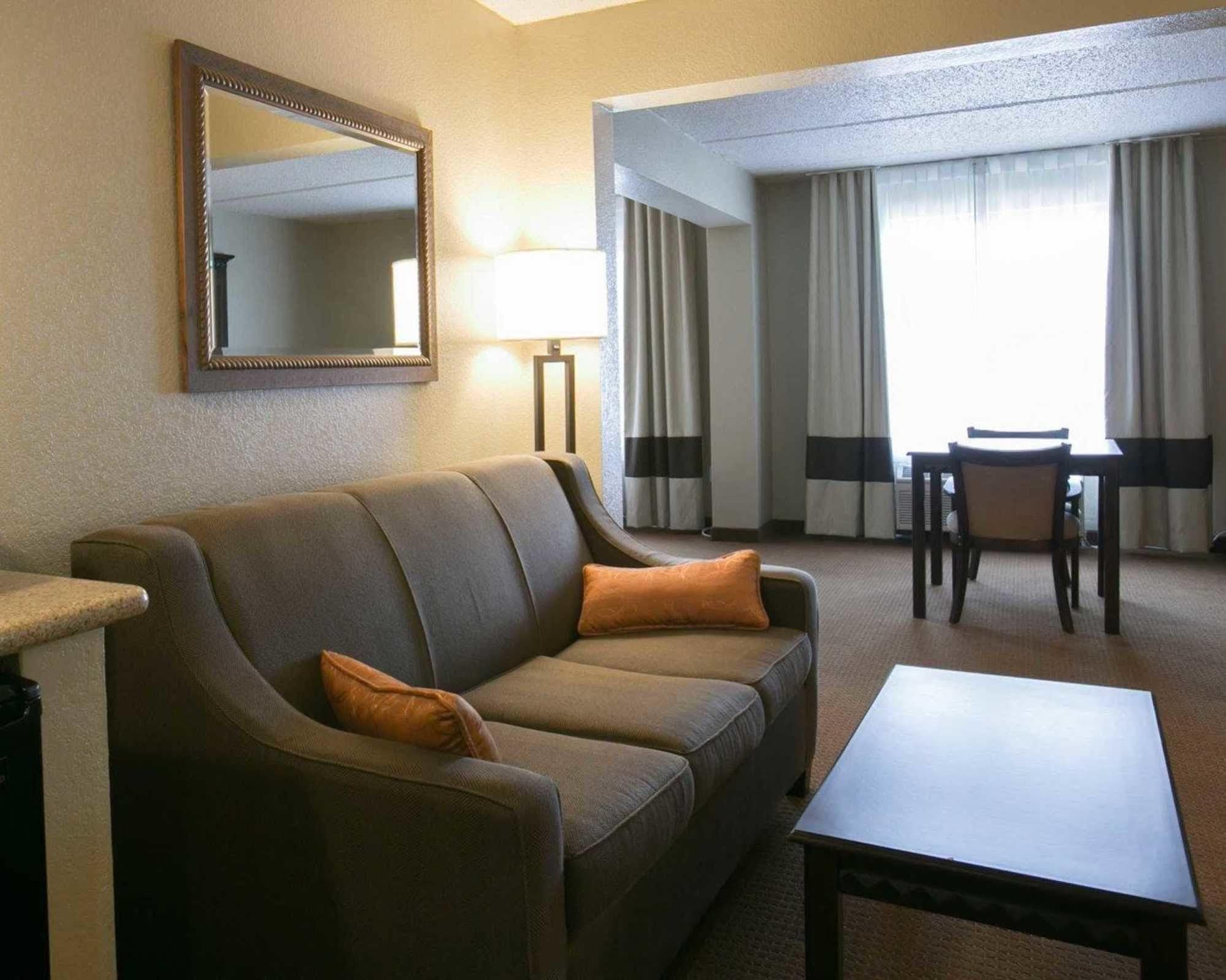 Comfort Suites Austin Airport Bagian luar foto