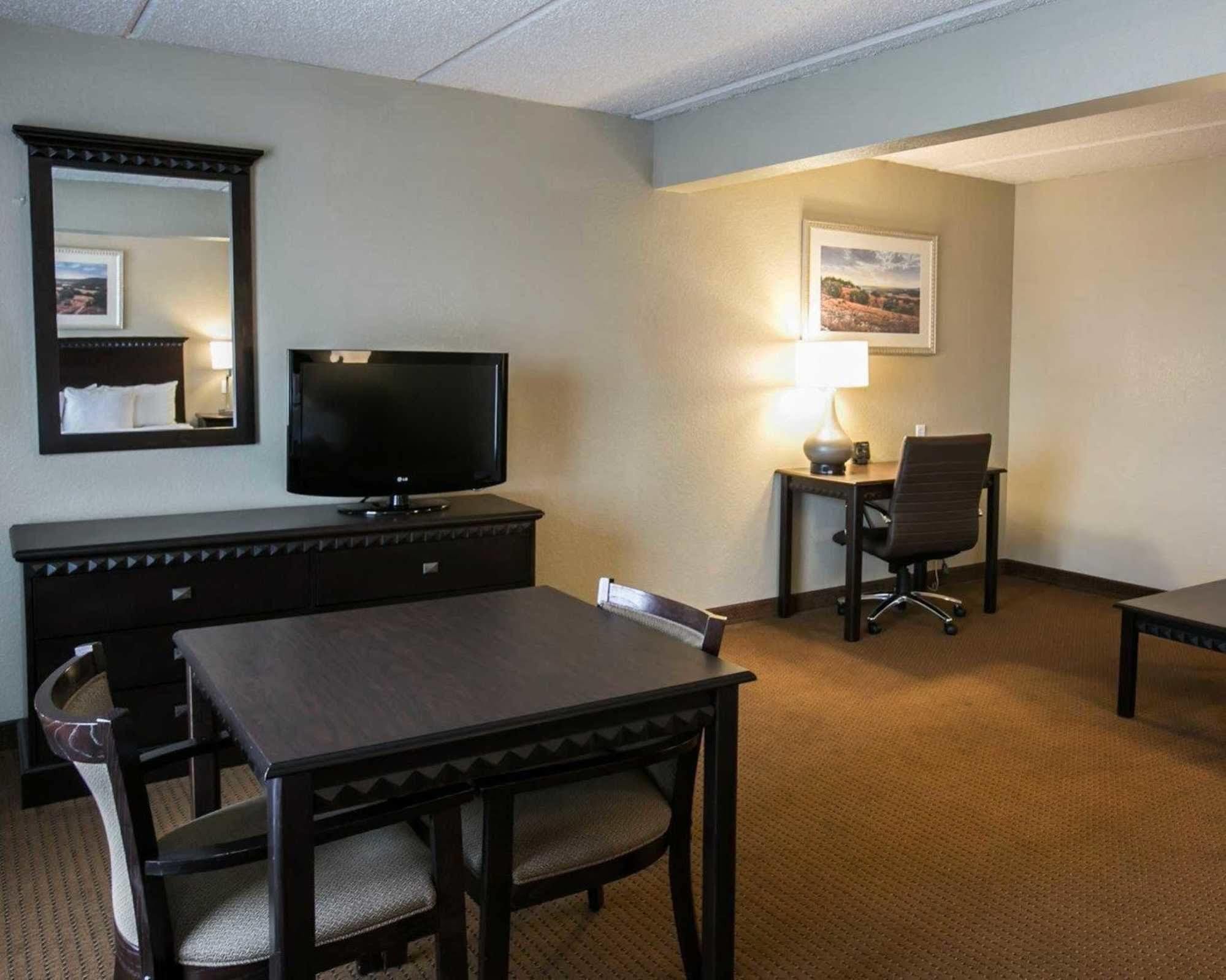 Comfort Suites Austin Airport Bagian luar foto