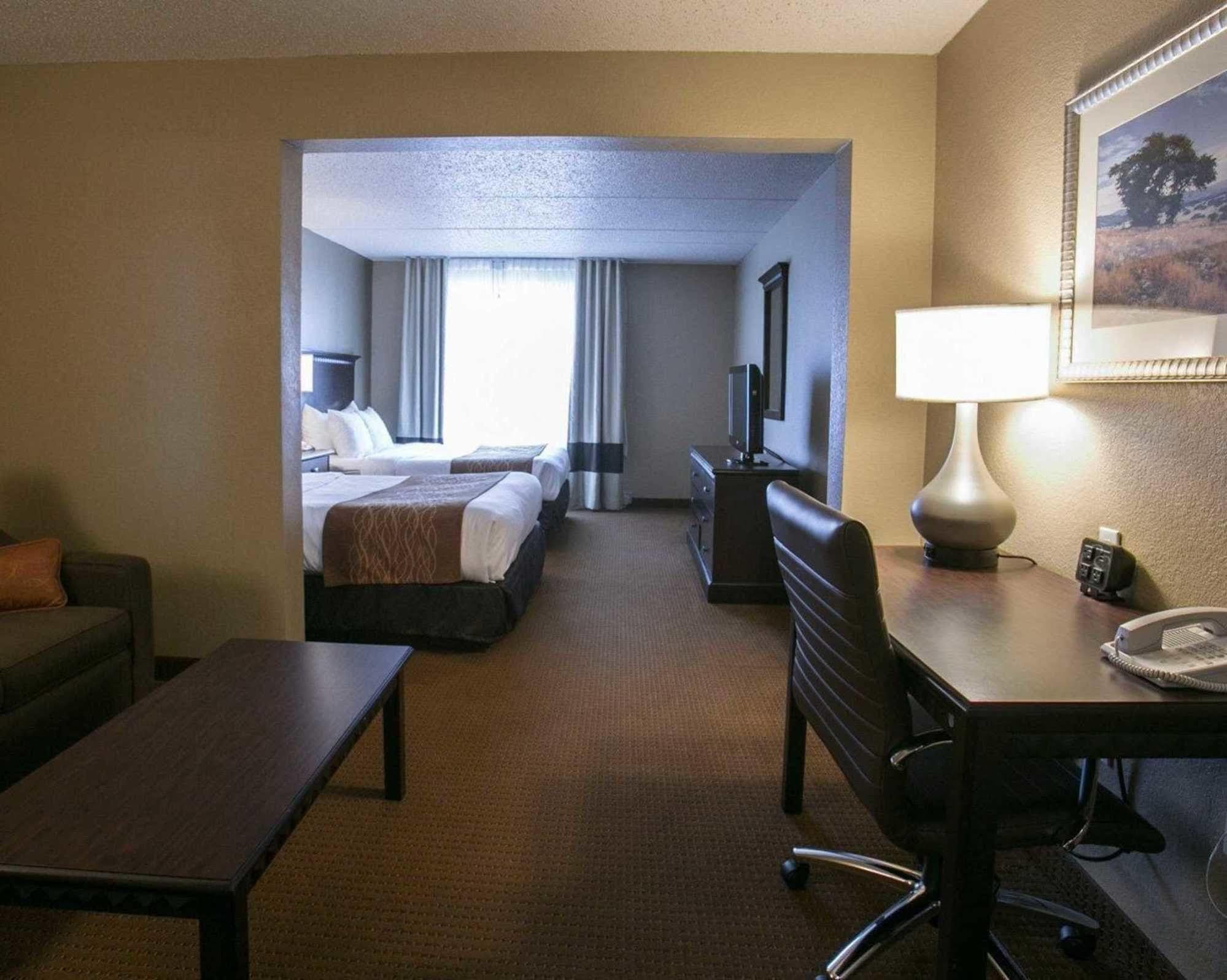 Comfort Suites Austin Airport Bagian luar foto